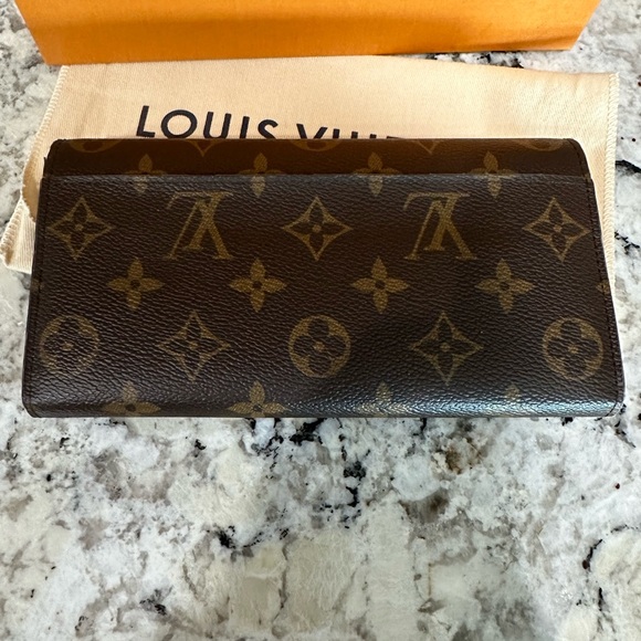 Authentic LOUIS VUITTON Sarah Wallet - Picture 2 of 5